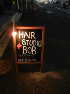関内の美容室BOBのイーゼル
