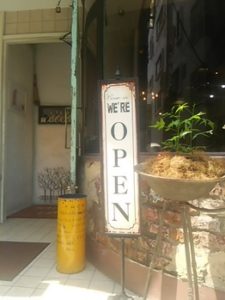 関内の美容室BOBの入り口