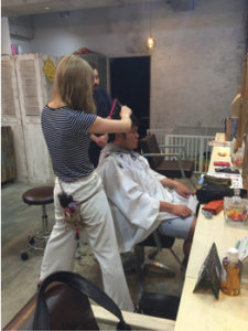 関内の美容室BOBのスタッフの練習風景