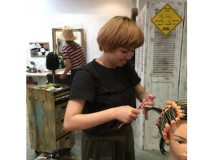 関内の美容室BOBのスタッフの練習風景