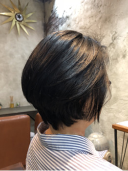 ショートスタイルの横サイドの女性