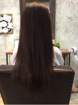 ロングヘアのストレートの女性の後ろ姿